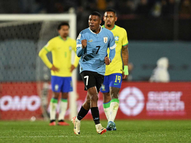 Uruguay somete a Brasil 2-0 en la eliminatoria sudamericana