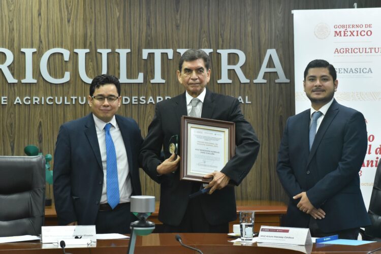 Entrega SADER Premio Nacional de Sanidad Animal 2023 al MVZ Benjamín Jara Guillén