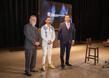 Impone alcalde de Matamoros medalla a Horacio Franco, artista homenajeado en la 31 edición del FIO