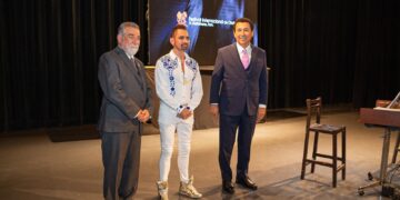 Impone alcalde de Matamoros medalla a Horacio Franco, artista homenajeado en la 31 edición del FIO