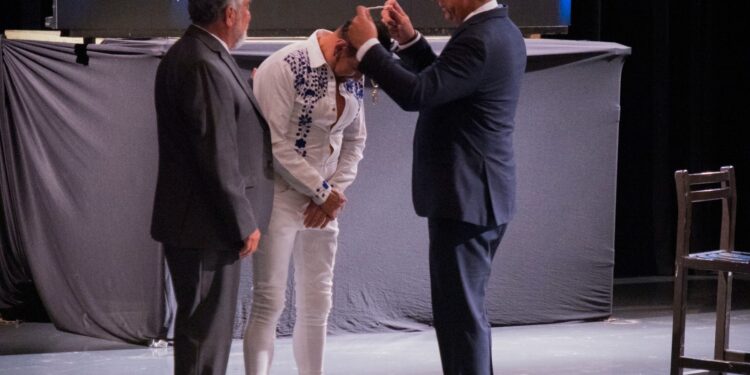 Impone alcalde de Matamoros medalla a Horacio Franco, artista homenajeado en la 31 edición del FIO