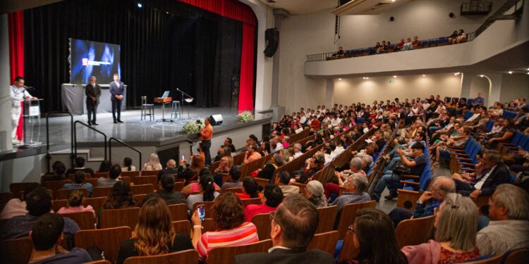 Impone alcalde de Matamoros medalla a Horacio Franco, artista homenajeado en la 31 edición del FIO