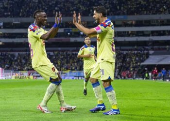 América triunfa 4-3 sobre Santos en emotivo partido en el Azteca