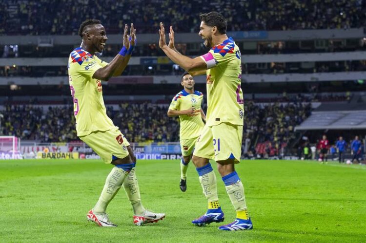 América triunfa 4-3 sobre Santos en emotivo partido en el Azteca