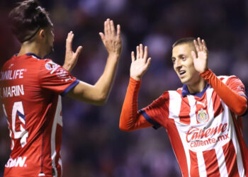 Chivas vence a Puebla en el Cuauhtémoc con golazo de ‘chilena’ incluido