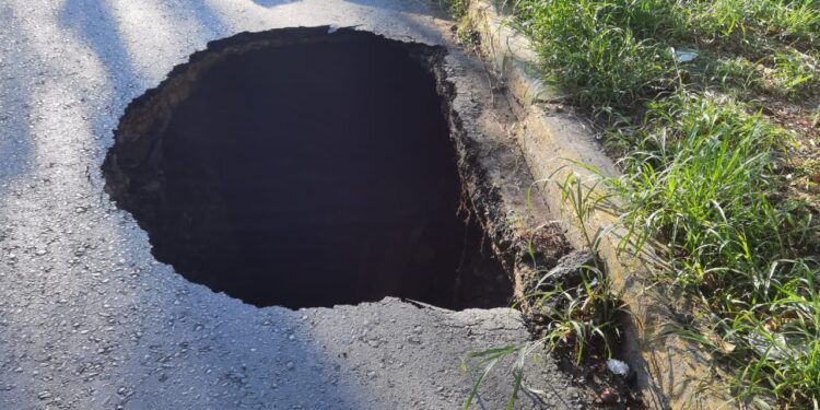 Se forma socavón sobre calle Michoacán