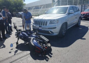 Jeep derriba a motociclista en el bulevar López Mateos