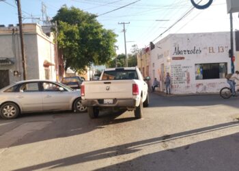 Conductor de camioneta omite alto en 13 y Bravo ocasionando choque