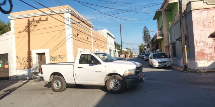 Conductor de camioneta omite alto en 13 y Bravo ocasionando choque