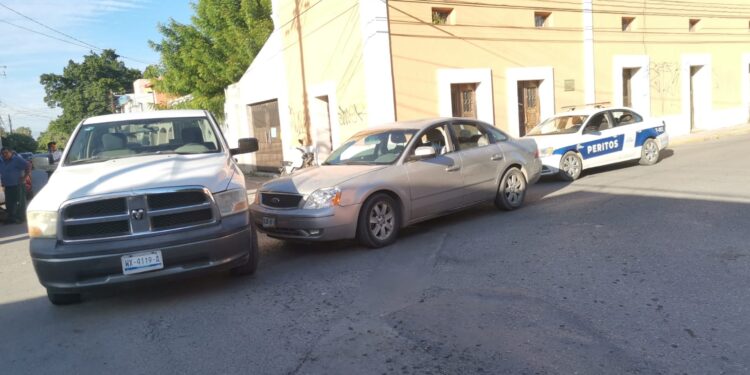 Conductor de camioneta omite alto en 13 y Bravo ocasionando choque