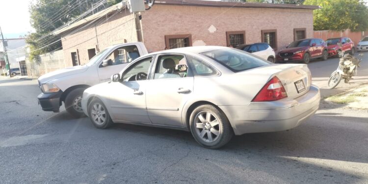 Conductor de camioneta omite alto en 13 y Bravo ocasionando choque