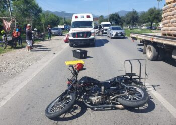 Camioneta tumba a motociclista de “mandaditos” en el Libramiento NU