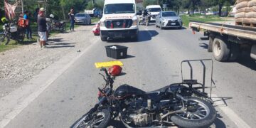 Camioneta tumba a motociclista de “mandaditos” en el Libramiento NU