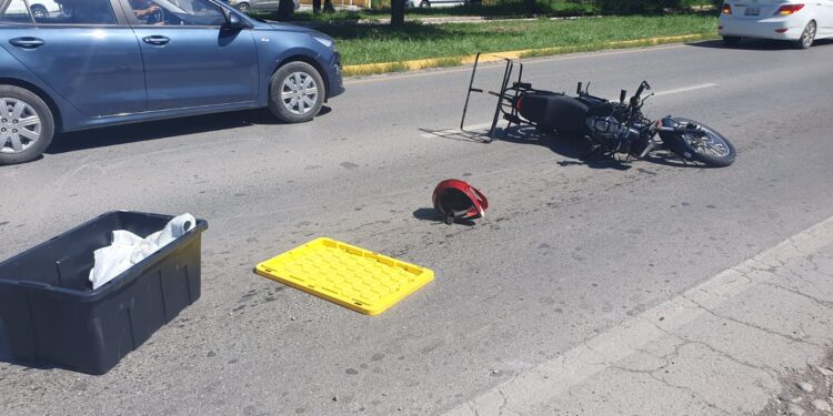 Camioneta tumba a motociclista de “mandaditos” en el Libramiento NU