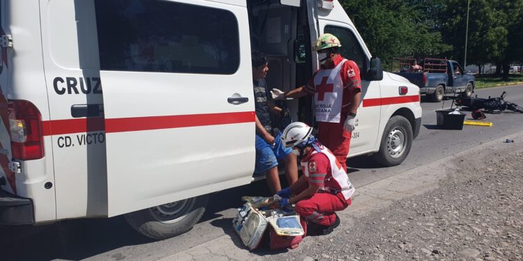 Camioneta tumba a motociclista de “mandaditos” en el Libramiento NU