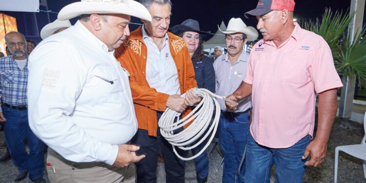Entregan ganaderos al gobernador donativo con causa para el DIF Tamaulipas