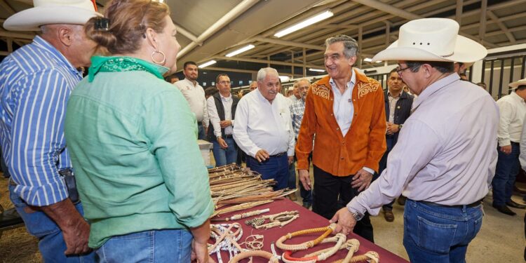 Entregan ganaderos al gobernador donativo con causa para el DIF Tamaulipas