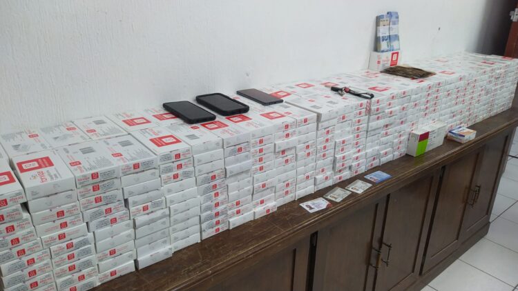 Aseguran lote de medicamentos “patito” y detienen a dos personas