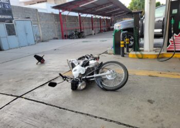 Auto arrolla a motociclista que omitió alto en crucero del 13 y Carrera Torres