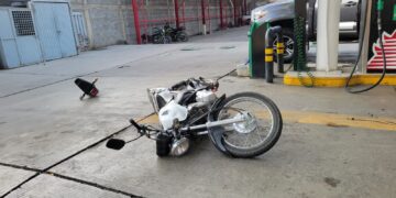 Auto arrolla a motociclista que omitió alto en crucero del 13 y Carrera Torres