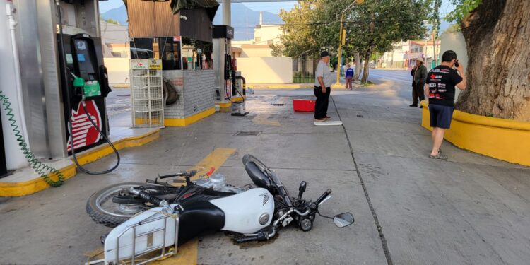 Auto arrolla a motociclista que omitió alto en crucero del 13 y Carrera Torres