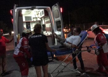 Otro motociclista herido al atravesarse auto en su camino en Eje Vial