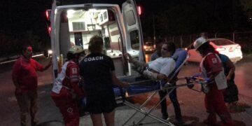 Otro motociclista herido al atravesarse auto en su camino en Eje Vial