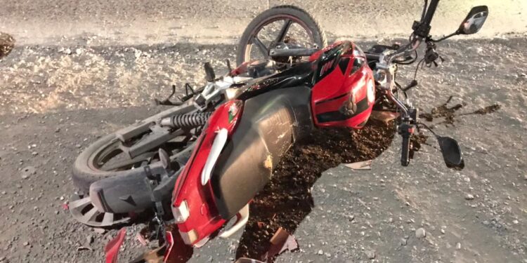 Otro motociclista herido al atravesarse auto en su camino en Eje Vial
