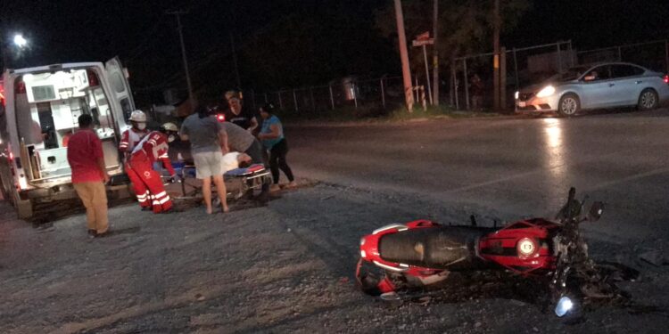 Otro motociclista herido al atravesarse auto en su camino en Eje Vial