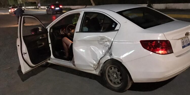 Otro motociclista herido al atravesarse auto en su camino en Eje Vial