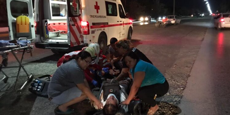 Otro motociclista herido al atravesarse auto en su camino en Eje Vial