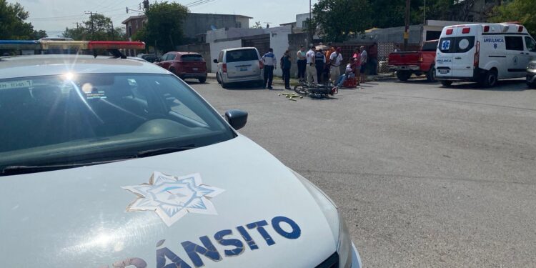 Camioneta embiste a motocicleta y lesiona a pareja en Cd. Victoria