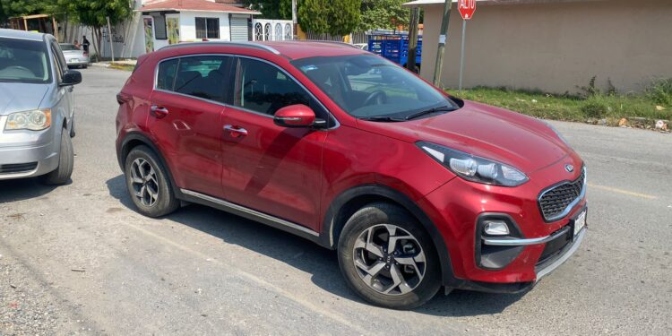 Camioneta embiste a motocicleta y lesiona a pareja en Cd. Victoria