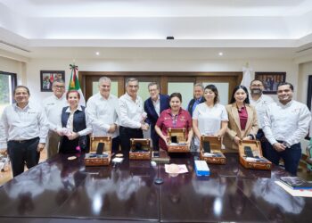 Américo Villarreal recibe en donación cinco equipos portátiles para detección de cáncer de mama