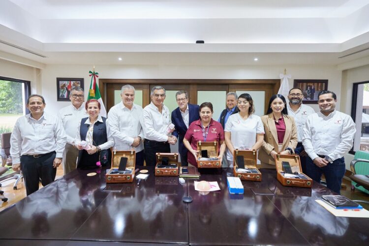 Américo Villarreal recibe en donación cinco equipos portátiles para detección de cáncer de mama