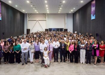 Inauguran gobernador y presidenta del DIF Congreso de Rehabilitación y festejan 35 años del CREE