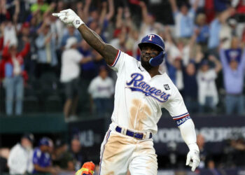 Rangers de Texas gana el primero de la SM en entrada 11 con jonrón de Adolis García