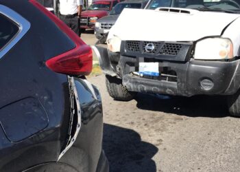 Nissan NP 300 pega por alcance a CRV en Calzada Gral. Luis Caballero