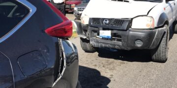 Nissan NP 300 pega por alcance a CRV en Calzada Gral. Luis Caballero