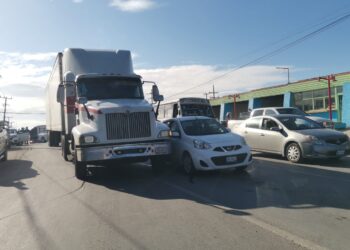 Tráiler embiste a miniauto en Av. Sulaimán de Cd. Victoria