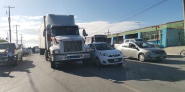 Tráiler embiste a miniauto en Av. Sulaimán de Cd. Victoria