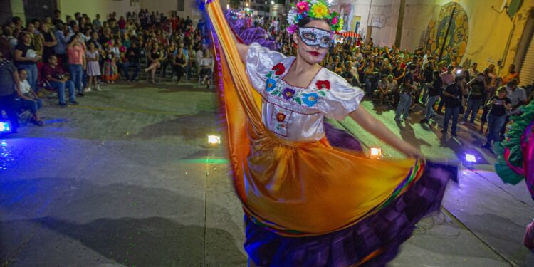Inaugura alcalde Mario López, Festival de La Huesuda 2023, en la calle 9 de Matamoros