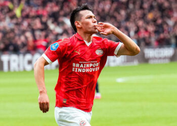 ‘Chucky’ Lozano ‘ marca un triplete con PSV ante Ajax