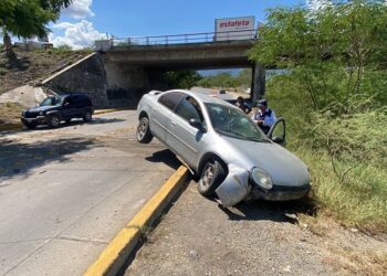 Auto cae de puente cerca del planetario; conductora se fractura piernas
