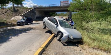 Auto cae de puente cerca del planetario; conductora se fractura piernas