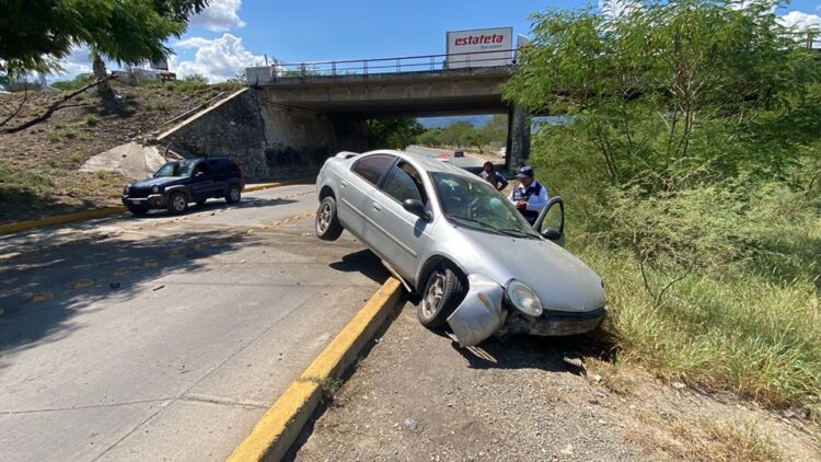 Auto cae de puente cerca del planetario; conductora se fractura piernas