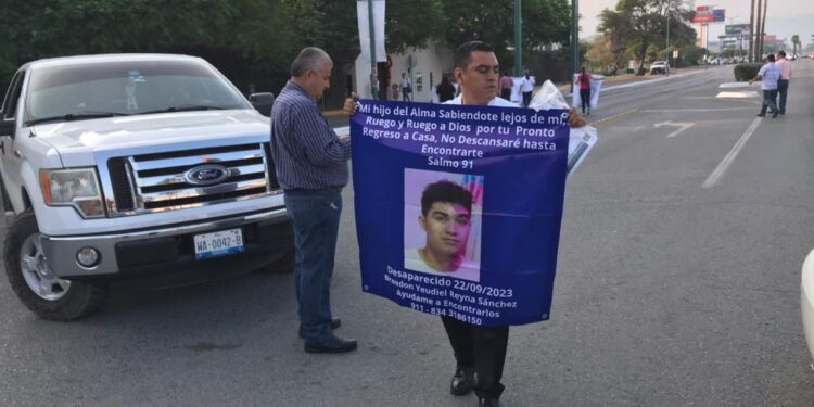 Bloquean vialidad frente a Casa de Gobierno familiares de joven desaparecido