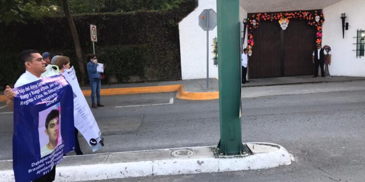 Bloquean vialidad frente a Casa de Gobierno familiares de joven desaparecido