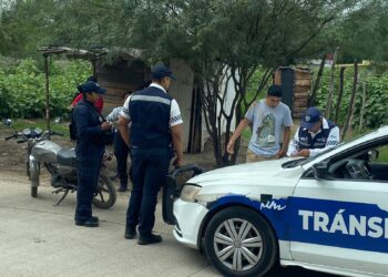 Atropellan a niña al intentar cruzar la calle