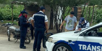 Atropellan a niña al intentar cruzar la calle